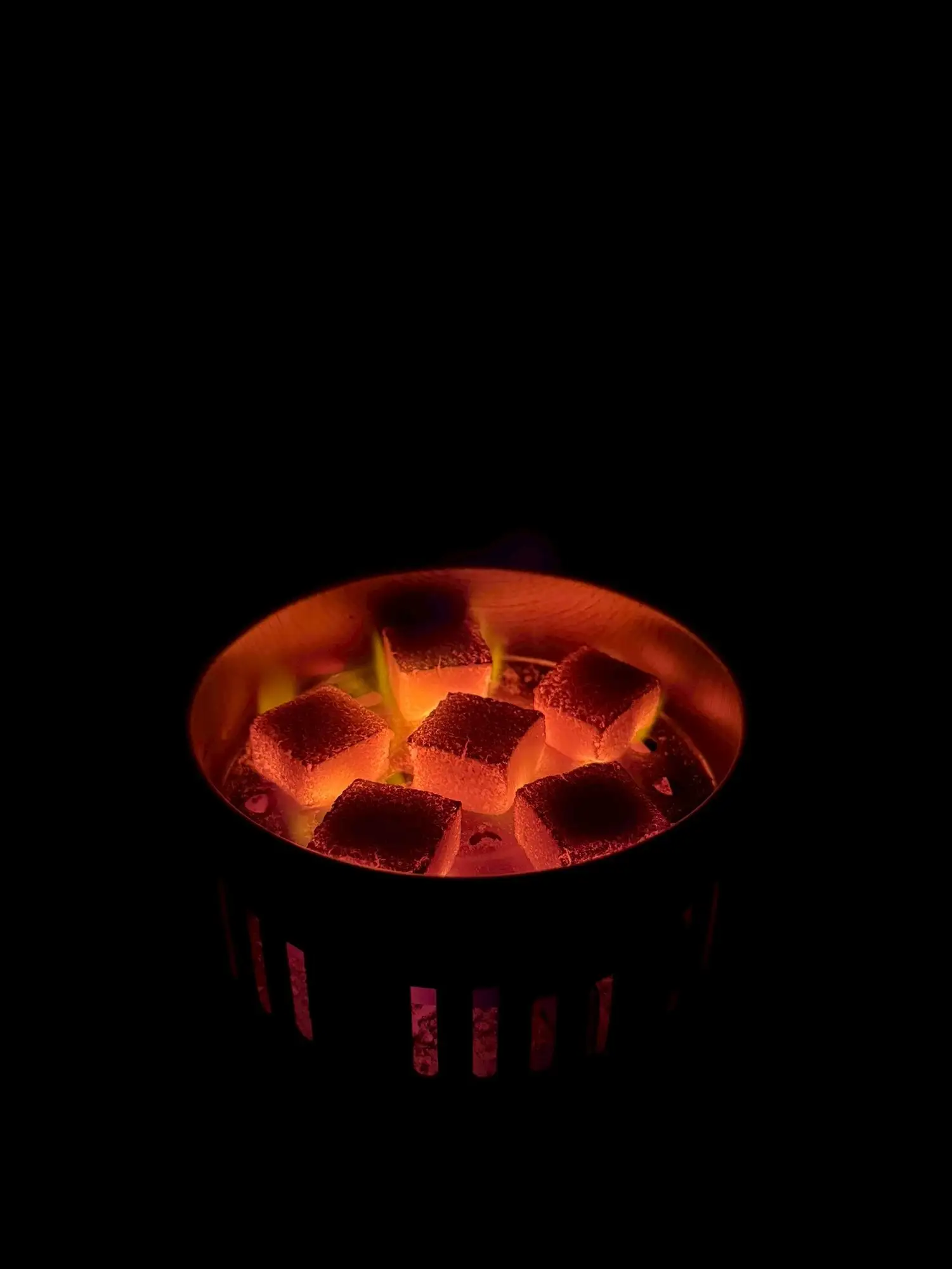 赤く燃えるシーシャの炭