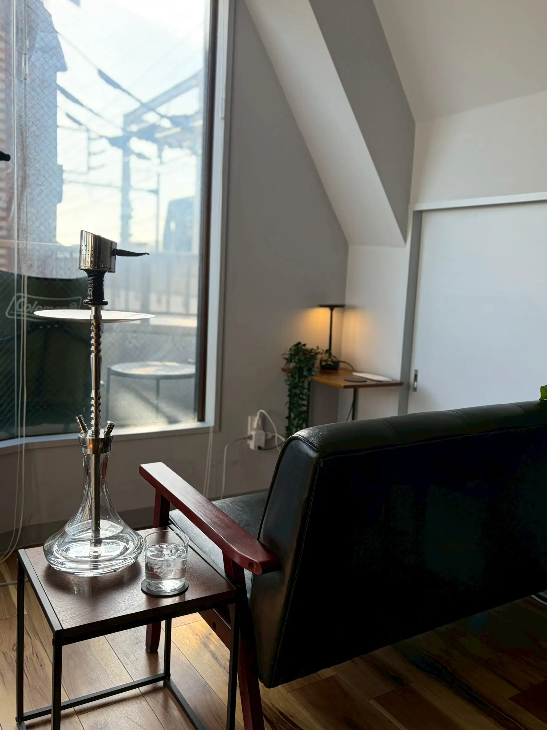昼の shisha bar IORI。自然光が差し込む窓際のソファ席とシーシャ