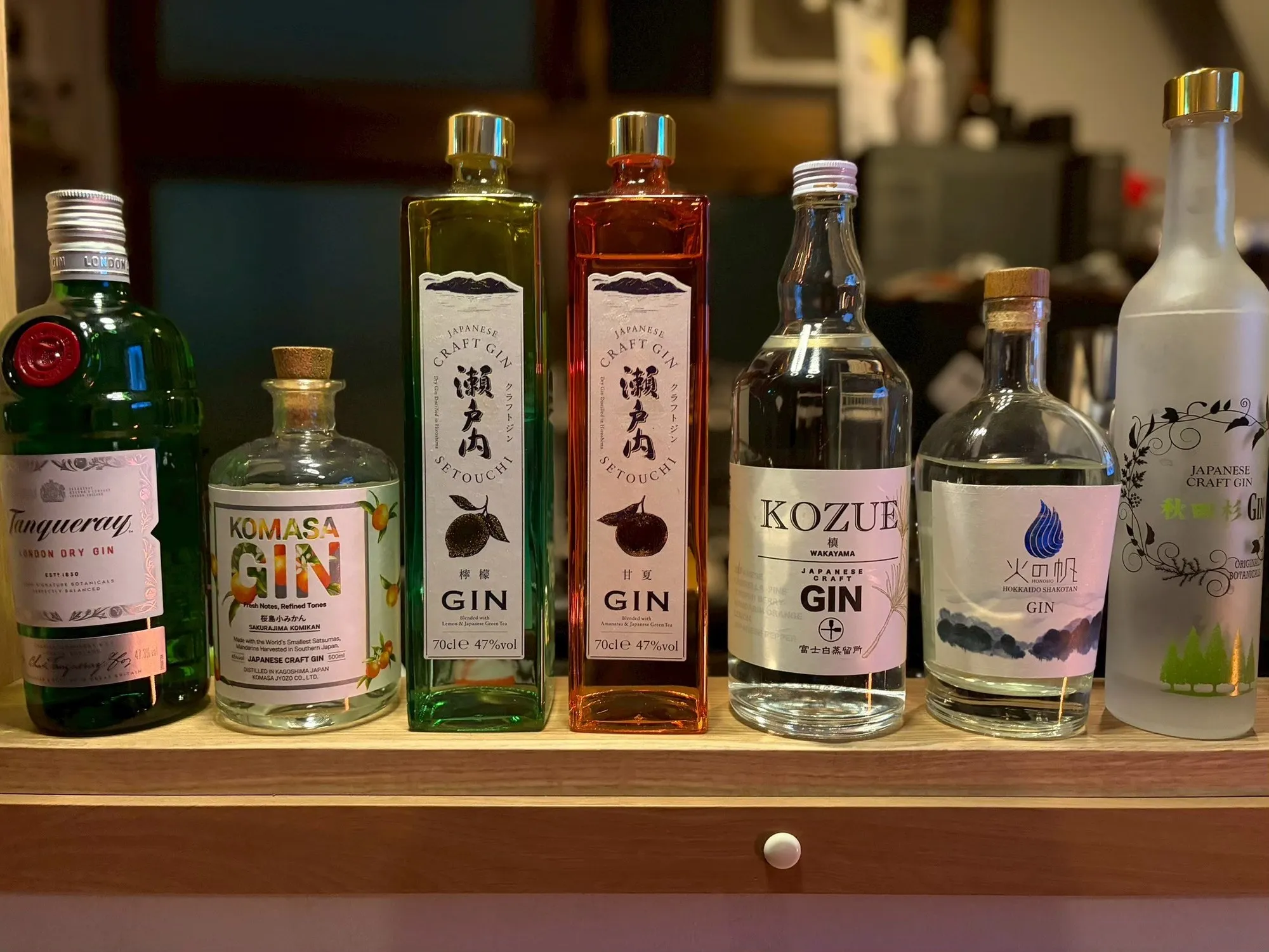 shisha bar IORI の棚に並ぶ国産クラフトジン