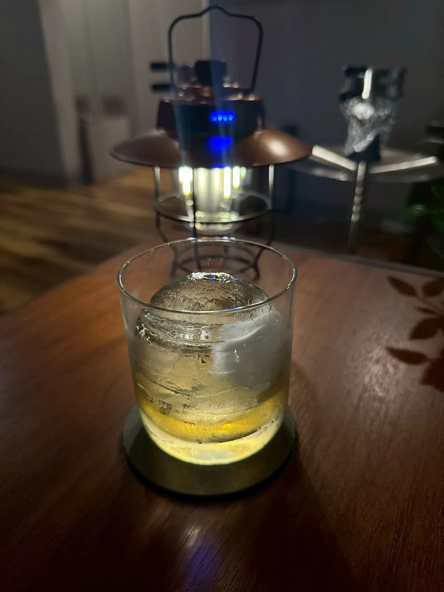 ランタンの灯るテーブルに置かれたグラス