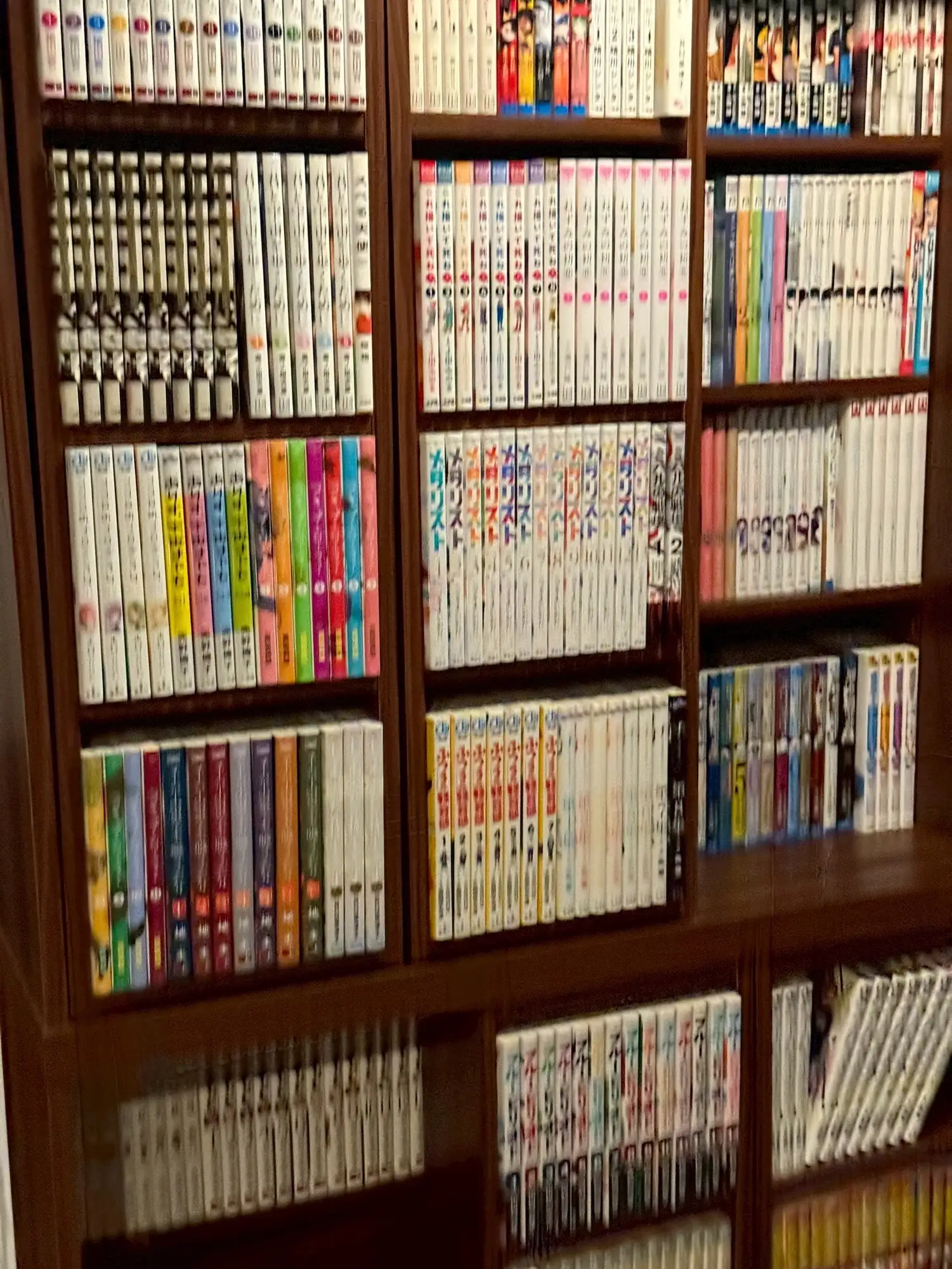 学芸大学 shisha bar IORI の600冊以上の漫画が並ぶ本棚