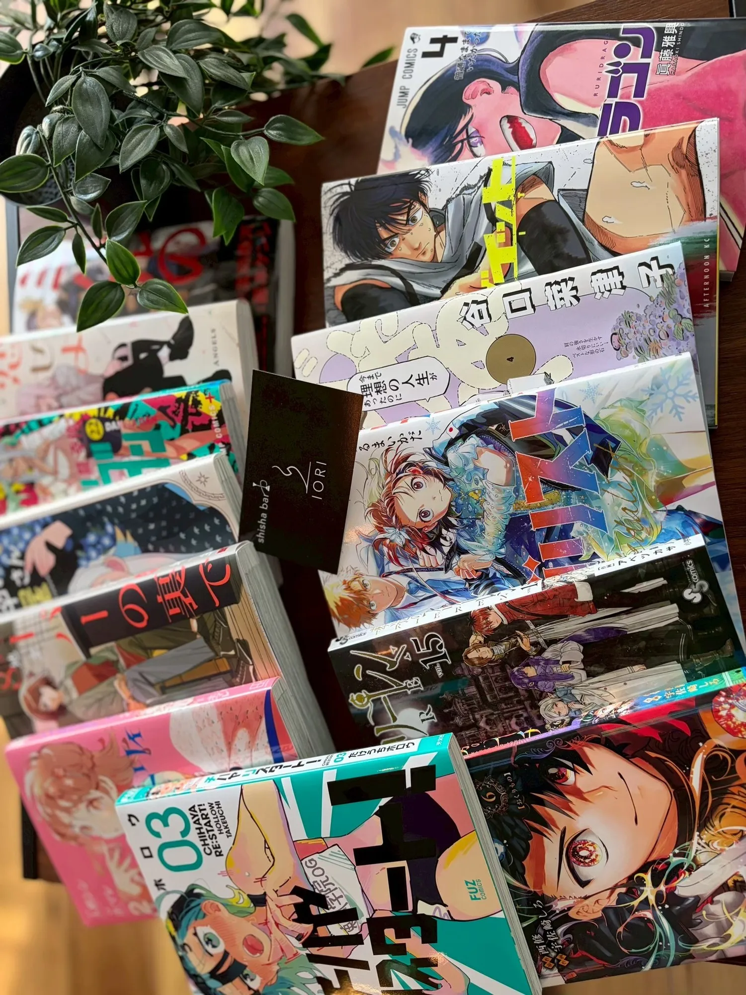 shisha bar IORI に入荷した漫画をテーブルに並べた写真