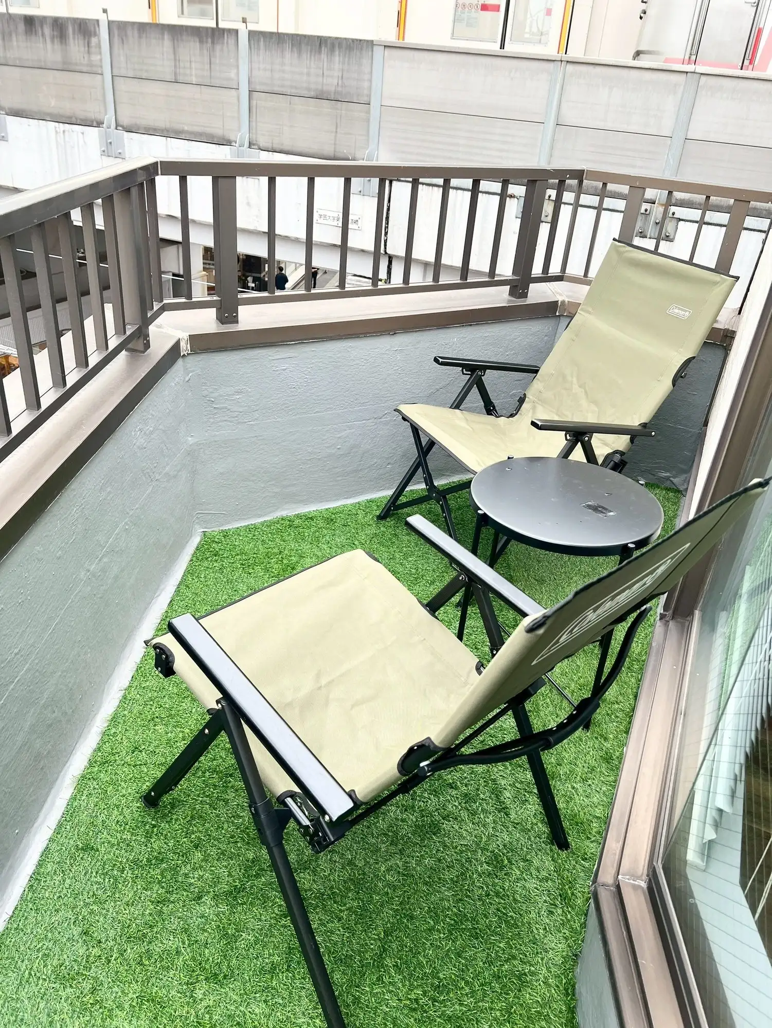 shisha bar IORI のテラス席。奥に東急東横線の線路が見える