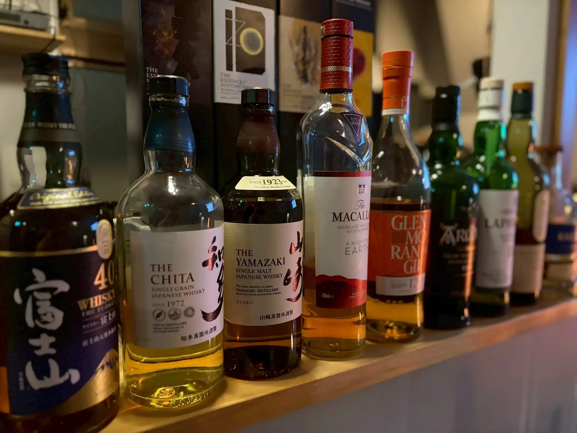 shisha bar IORI の棚に並ぶジャパニーズウイスキーとアイラウイスキー